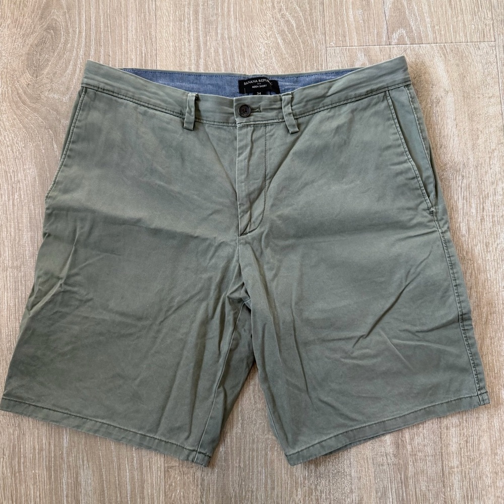 Banana Republic Factory Men's Sage Green Flat Front Aiden Shorts
